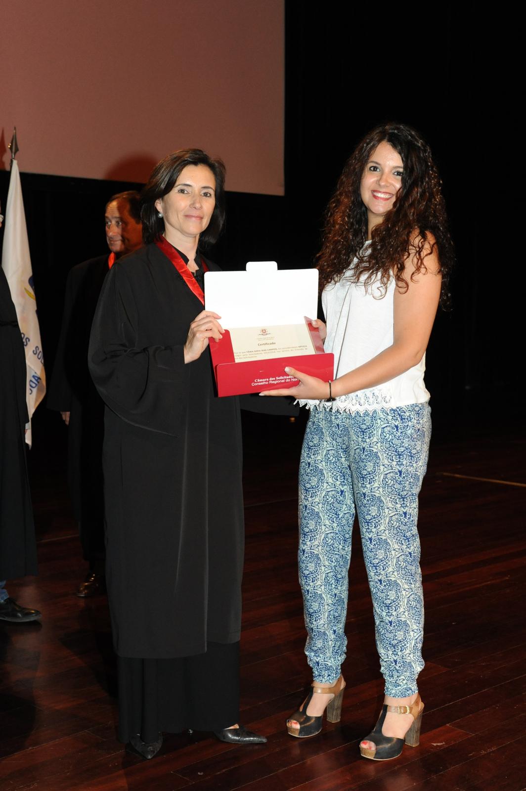 Tânia Campos a receber o certificado na Câmara dos Solicitadores